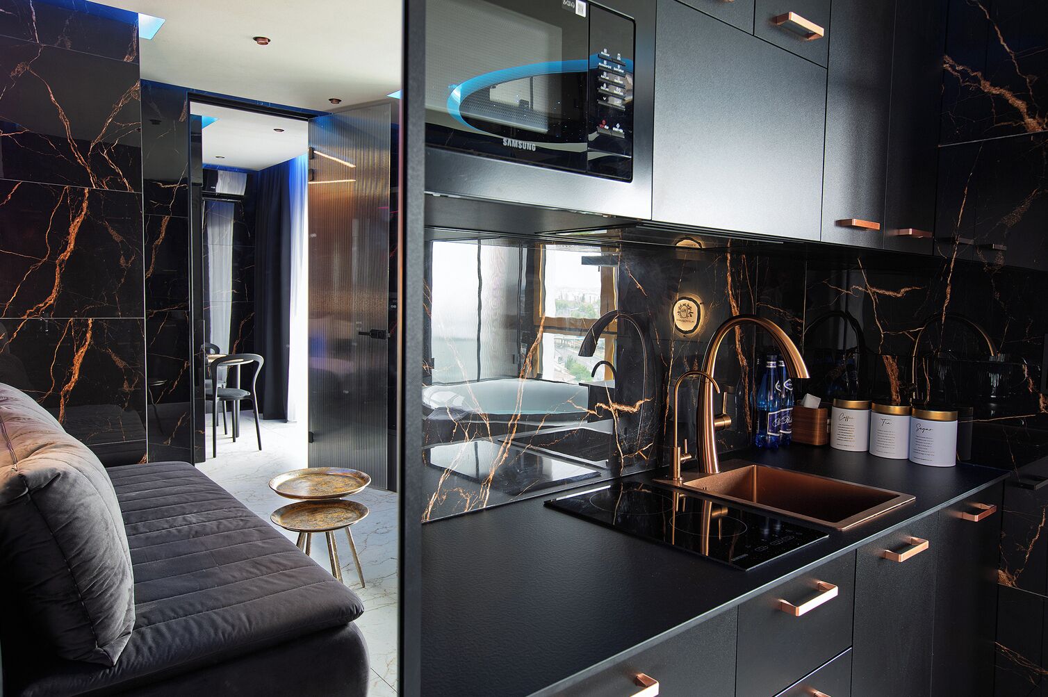 Refrigerador con freezer, microondas, placa de cocina, lavavajillas