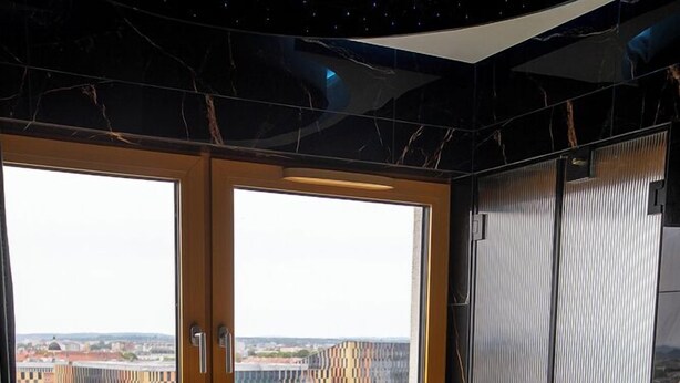 Een jacuzzi met uitzicht op de stad door grote ramen.