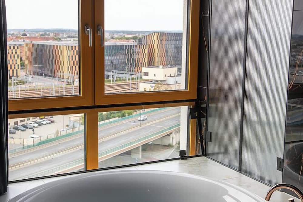 Glass House Hot Tub Apartments