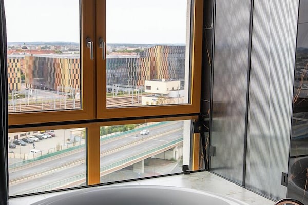 Suite monolocale panoramica, 1 letto queen con divano letto, vista città | Lenzuola Frette, biancheria da letto di alta qualità