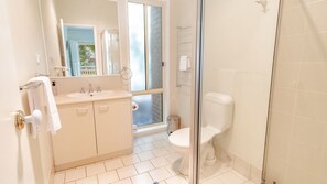 Douche, sèche-cheveux, serviettes fournies
