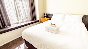 2 bedrooms, iron/ironing board, free WiFi, bed sheets - SILVER BIRCHES HOLIDAY VILLAGE - UNIT 10 (Bright)