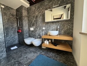 Panoramic-Apartment, Flussblick (4) | Badezimmer