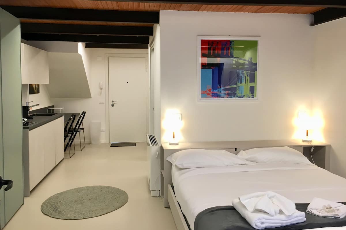 Appartement Design, 1 grand lit (1) | Ameublement personnalisé, rideaux occultants, fer et planche à repasser