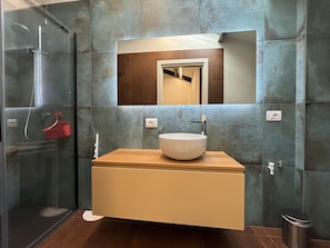 Panoramic Apartment, River View (4) | Bathroom | Shower, rainfall showerhead, hair dryer, bidet - Rivadige Suite (Verona)