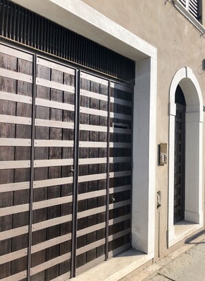 A modern building with a large metal gate and an arched entrance. - Rivadige Suite (Verona)