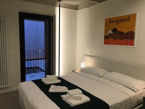 Appartement panoramique, vue sur le fleuve (4) | Ameublement unique, rideaux d’obscurcissement, fer et planche à repasser