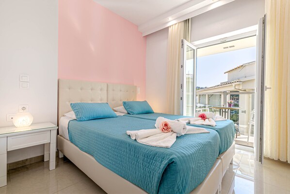 Hypo-allergenic bedding, minibar, in-room safe, blackout curtains