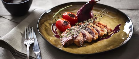 Un plato de comida con tenedor y cuchillo sobre una servilleta.
