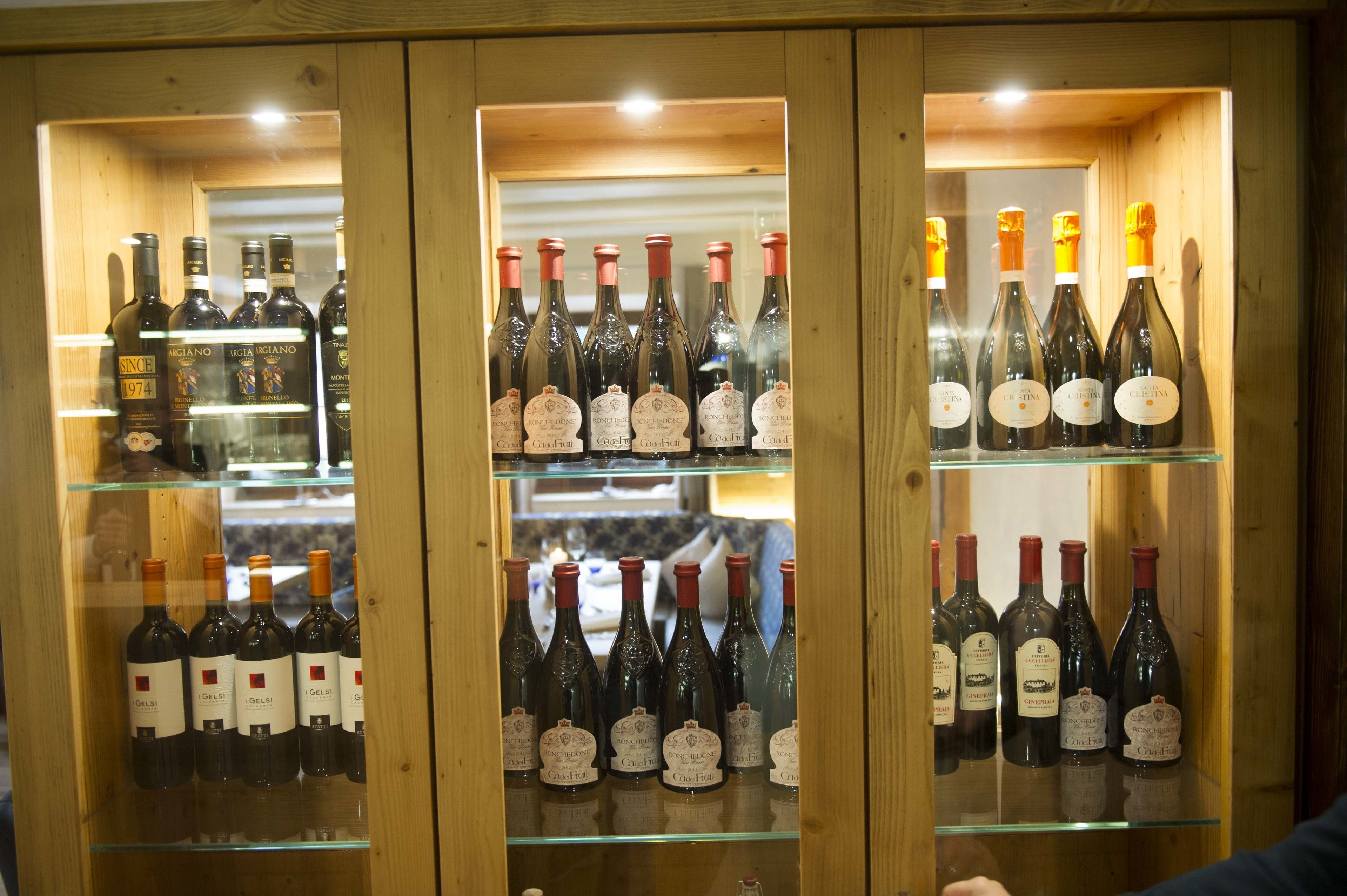 Une cave à vin dotée de plusieurs étagères remplies de bouteilles de vin.