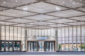 Property entrance - Radisson Blu Hangzhou Xintiandi (Hangzhou)
