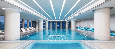 Piscine couverte, accÚs possible de 06 h 00 à 23 h 00, chaises longues