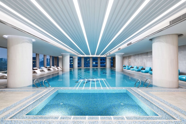 Piscine couverte, accÚs possible de 06 h 00 à 23 h 00, chaises longues