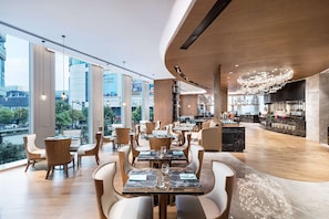 3 restaurants; breakfast, lunch, and dinner served