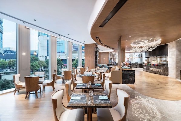 Hi ha 3 restaurants i s'hi serveixen esmorzars; plats de cuina xinesa