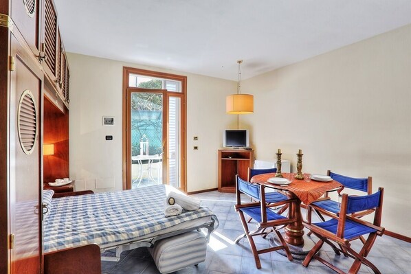 开间, 露台 (11) | 起居区 | 液晶电视