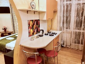 Apartment | Eigene Küche | Kühlschrank, Herdplatte, Wasserkocher, Kochgeschirr/Geschirr/Besteck