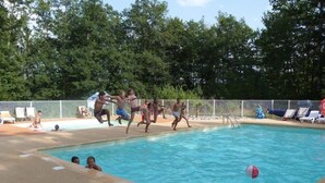 Outdoor pool, pool umbrellas, pool loungers - Coco Sweet Camping Les Rives Du Lac (Saint-Gerons)