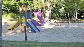 Área de juegos infantiles al aire libre