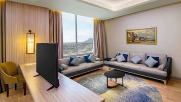 Executive Studio (Studio) | Pillow-top beds, in-room safe, desk, laptop workspace