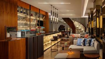 2 barer/lounger och bar vid poolen