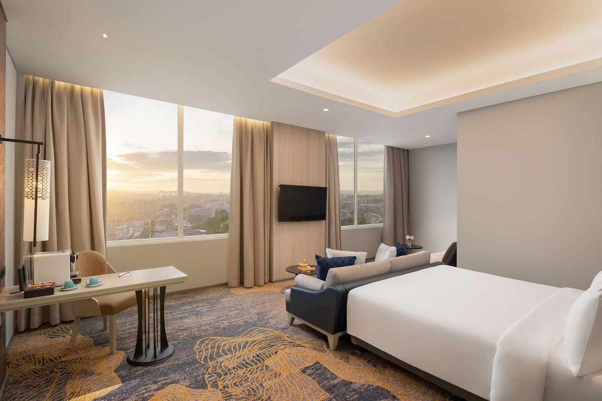 junior room | 1 bedroom, pillow-top beds, in-room safe, desk