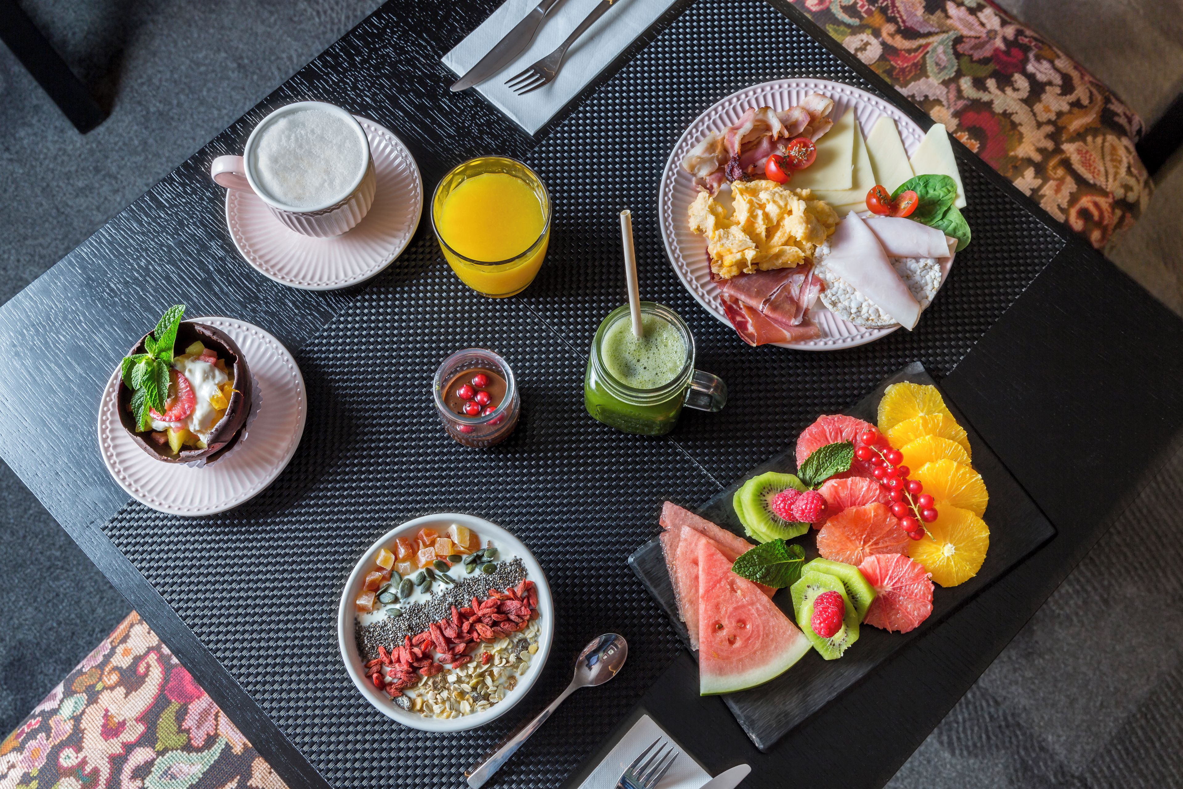 Una mesa con una variedad de alimentos y bebidas para el desayuno.