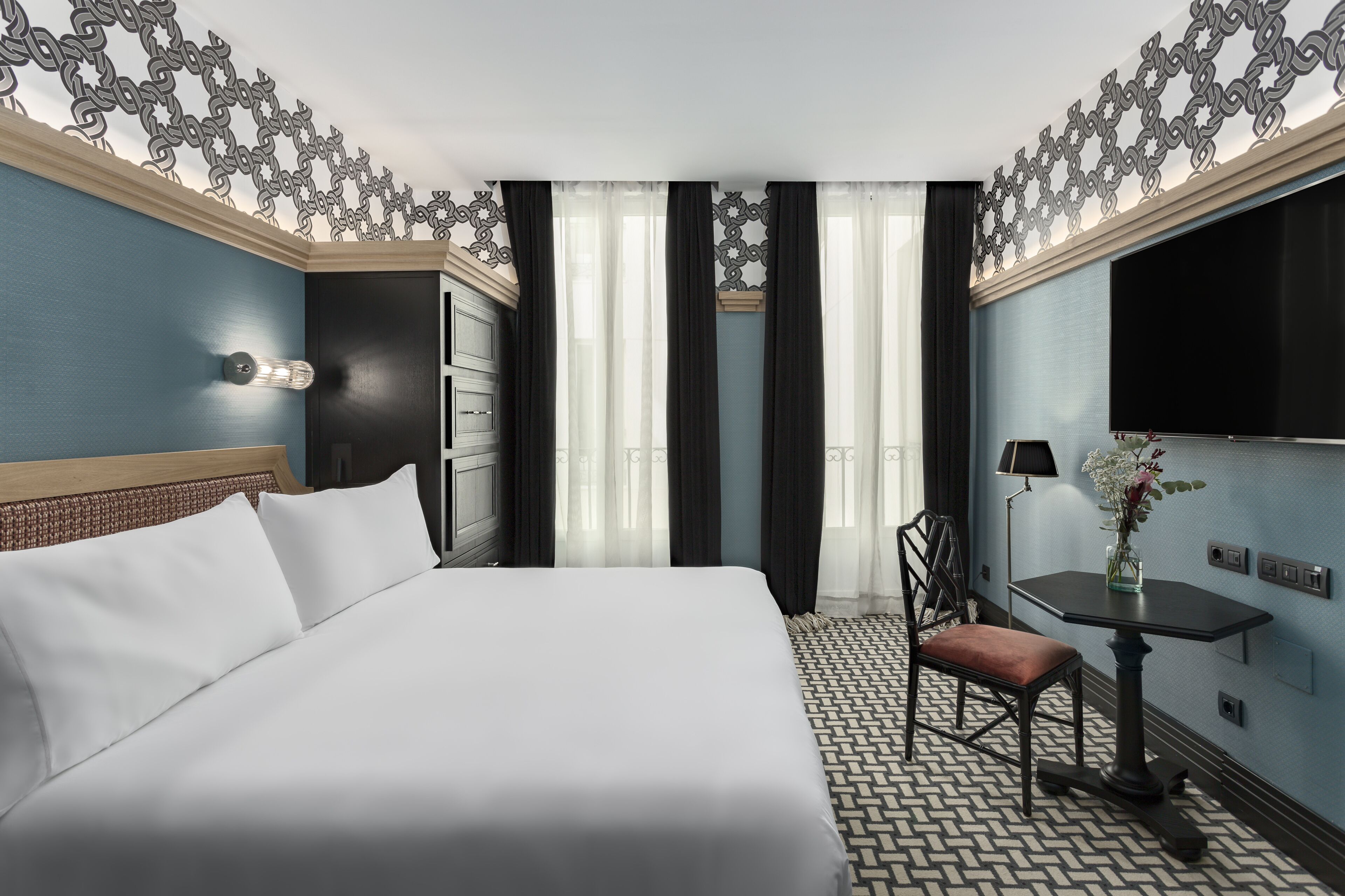 standard room | minibar, in-room safe, desk, soundproofing