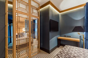 Minibar, caja de seguridad en la habitación y escritorio 
