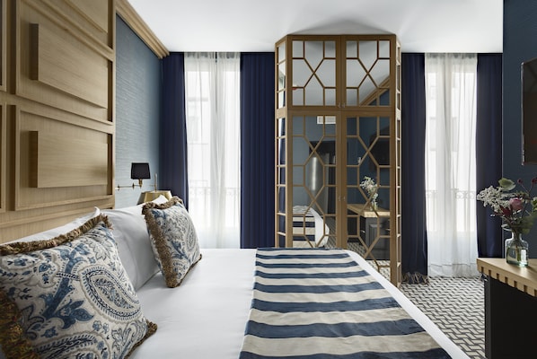 Standaard kamer | Een minibar, een kluis op de kamer, een bureau, geluiddichte muren