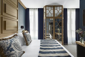 Minibar, caja de seguridad en la habitación y escritorio 