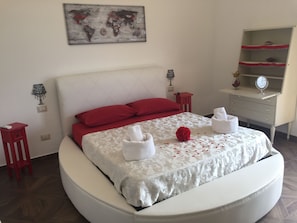 Vierbettzimmer, Meerblick | Individuell dekoriert, individuell eingerichtet, Schreibtisch