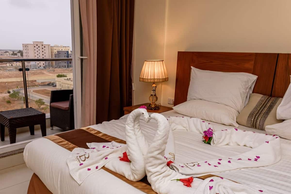 Suite superior, 1 cama de matrimonio grande con sofá cama, balcón | Caja fuerte, escritorio, wifi gratis y mobiliario individual