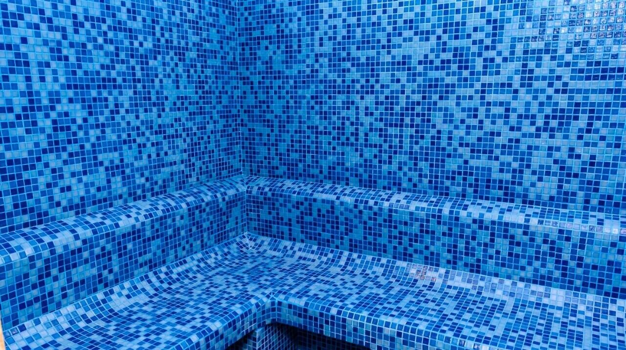 Una piscina cubierta