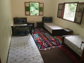 Habitación familiar, varias camas | Insonorización, wifi gratis y ropa de cama 