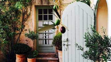 Pintu masuk properti