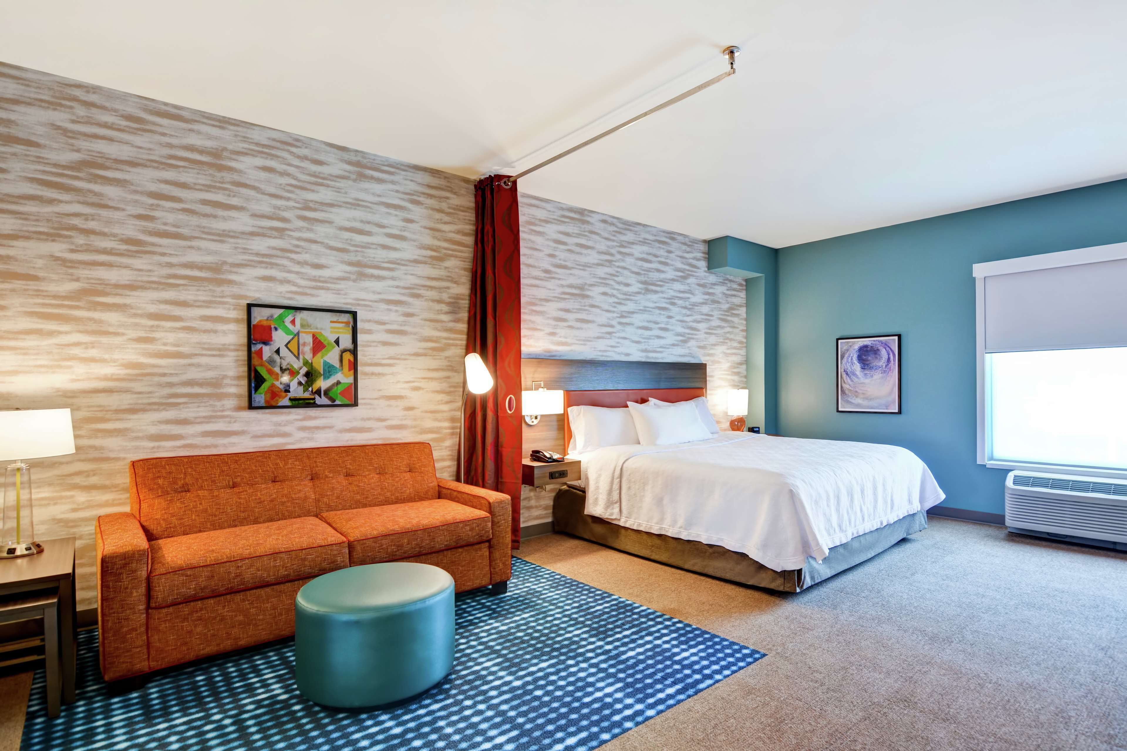 Studio, 1 King Bed, Accessible, Bathtub | Living area