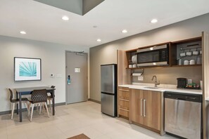 Full-sized fridge, microwave, dishwasher, coffee/tea maker