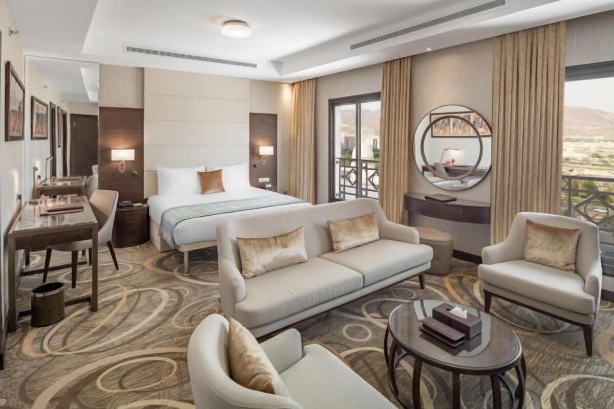 Premium bedding, in-room safe, desk, laptop workspace