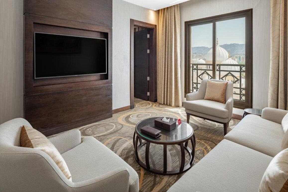 Suite executiva, 1 llit de matrimoni gran | Sala d'estar | Televisor LED de 43 polzades amb canals per satèl·lit i televisor 