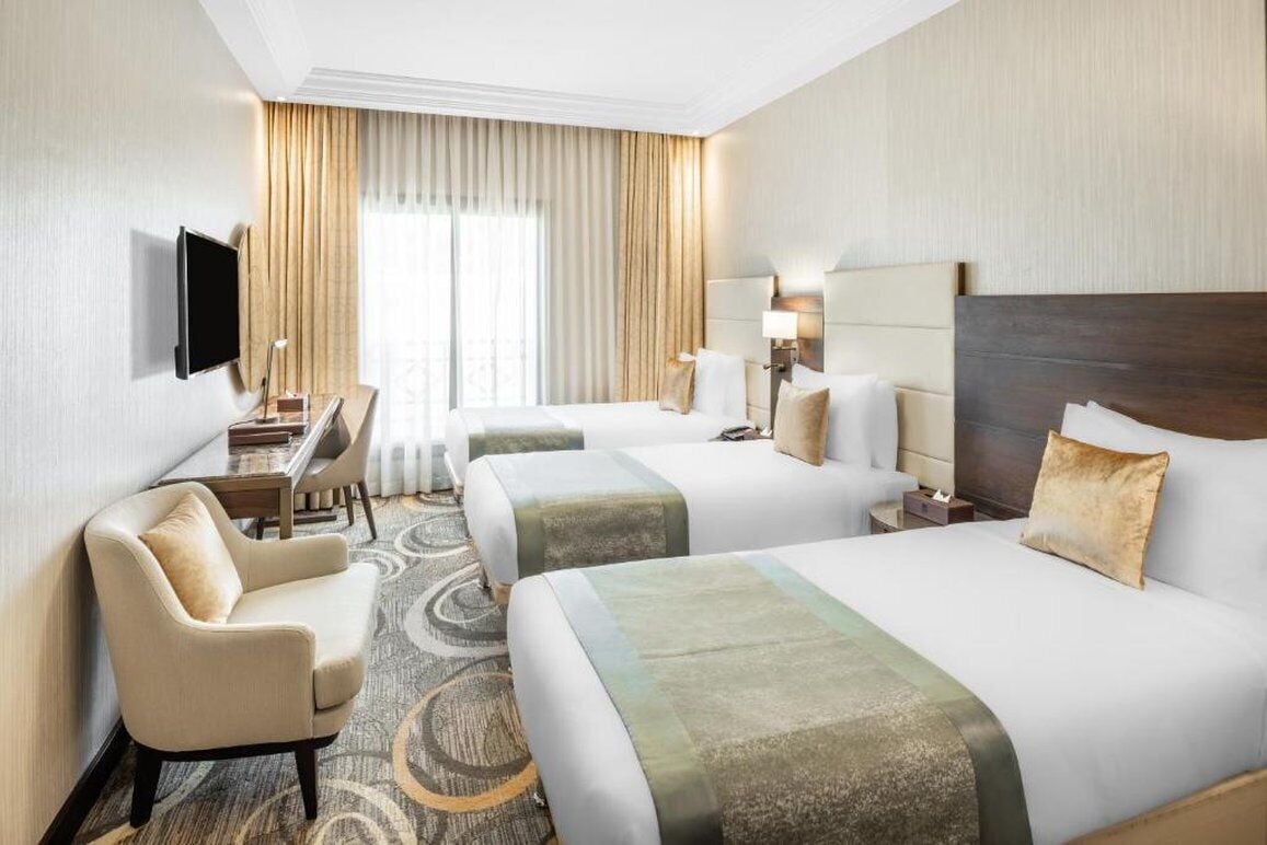 Ylelliset vuodevaatteet, tallelokero huoneessa, työpöytä