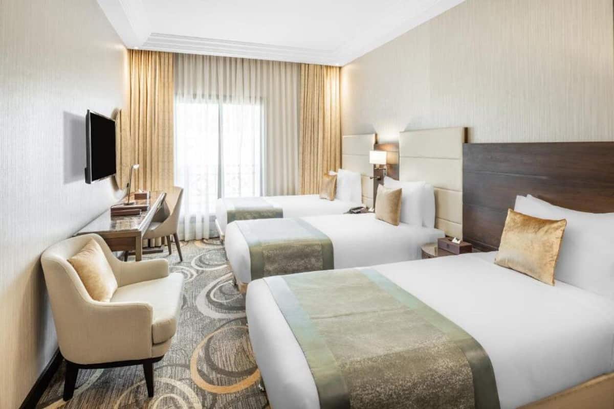 Ylelliset vuodevaatteet, tallelokero huoneessa, työpöytä