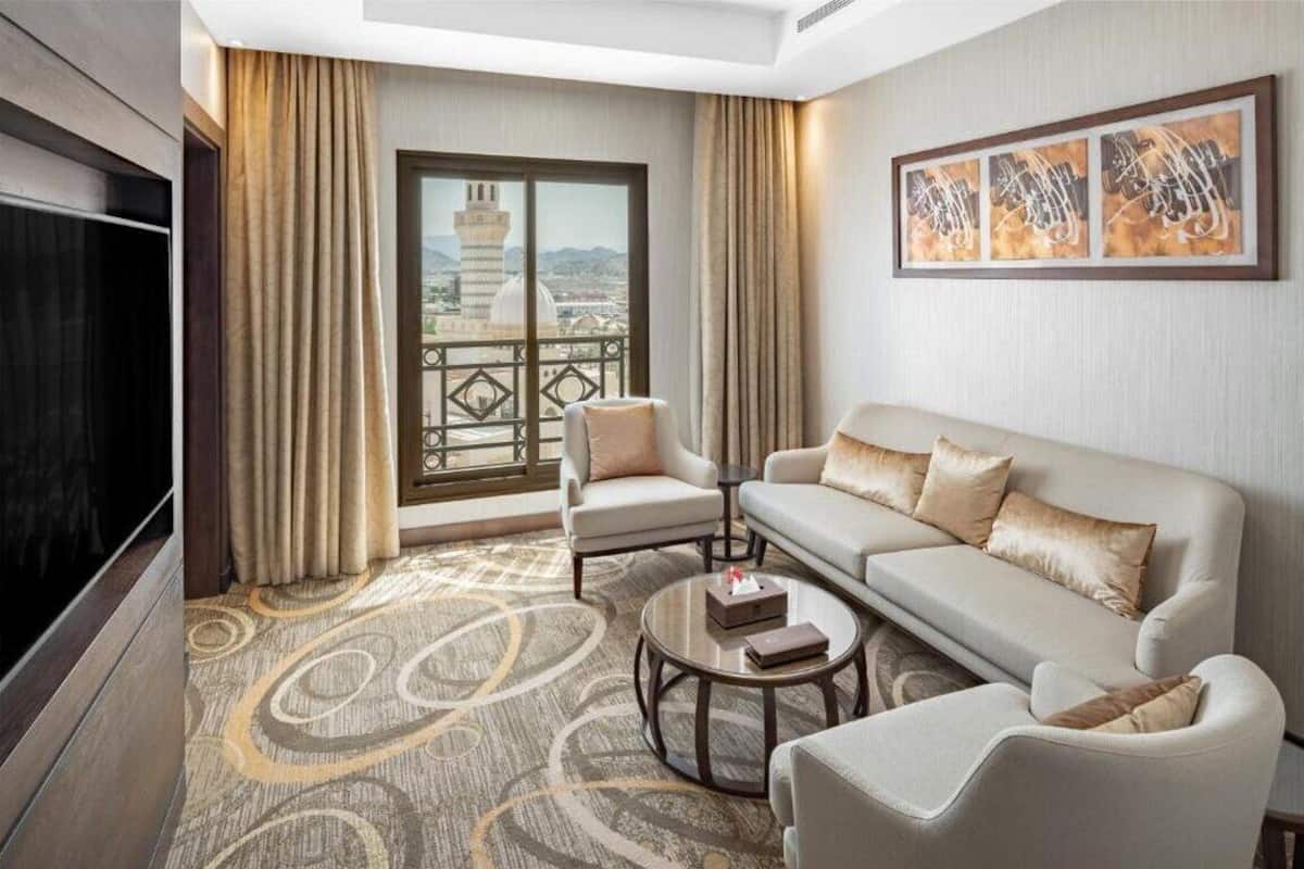 Executive Suite, 1 King Bed | Living room | 43-inch LED TV with satellite channels, TV