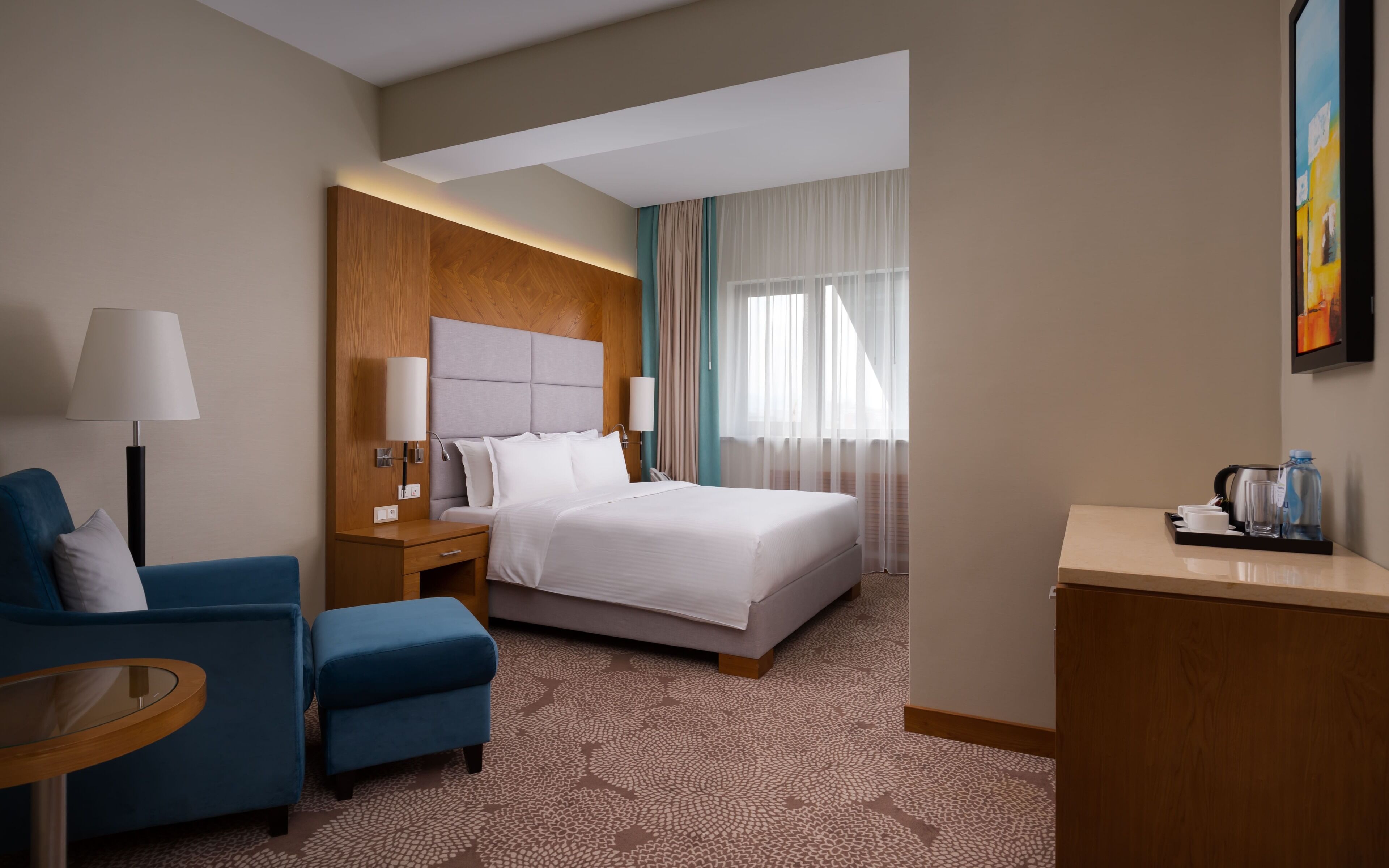 deluxe room, 1 king bed | minibar, in-room safe, desk, blackout curtains