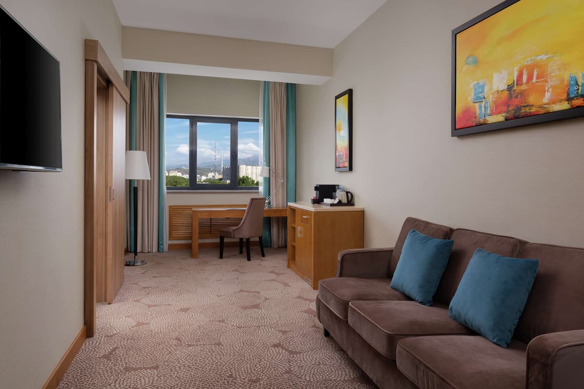 Suite, 1 Bedroom | Living area