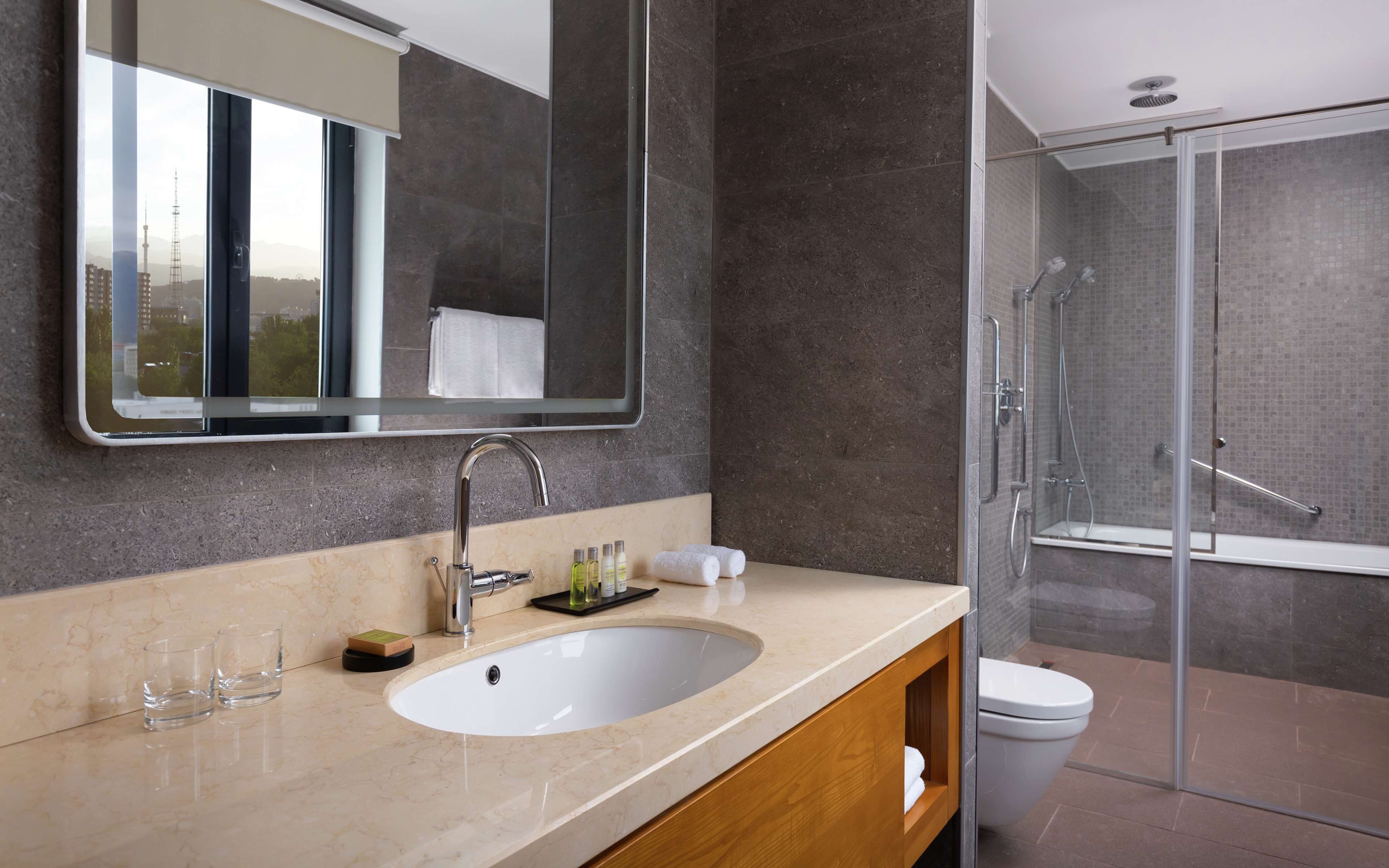suite, 1 bedroom | bathroom | free toiletries, hair dryer, bathrobes, slippers