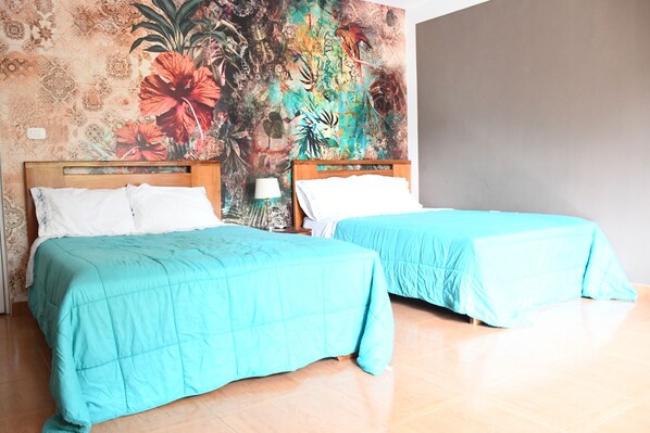 Habitació doble o amb dos llits individuals bàsica, vistes a la muntanya | Cortines opaques i roba de llit 