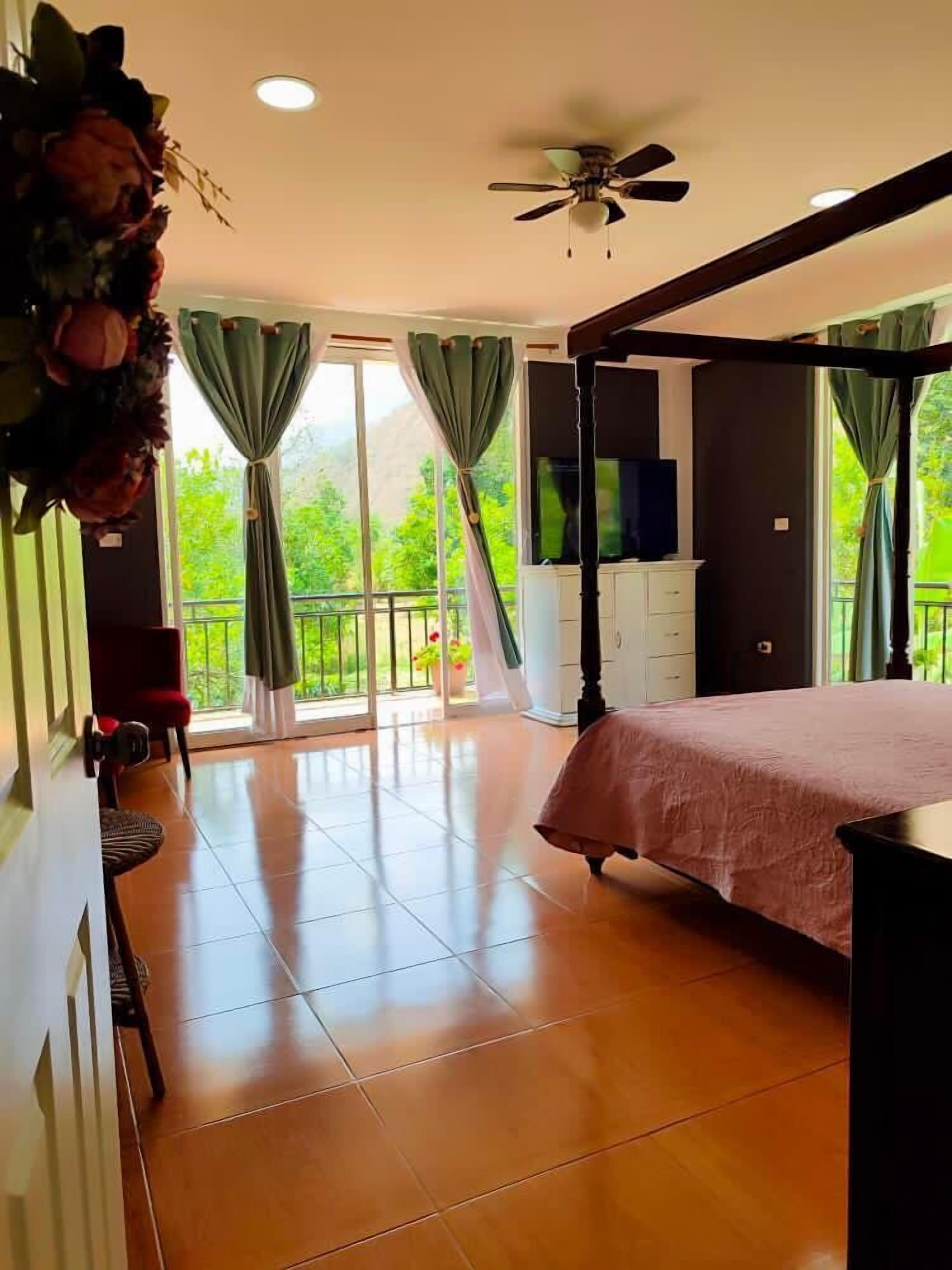 Quarto básico, 1 cama Queen, vista para a montanha | Cortinas blackout, roupa de cama