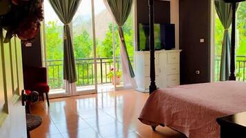 Quarto básico, 1 cama Queen, vista para a montanha | Cortinas blackout, roupa de cama