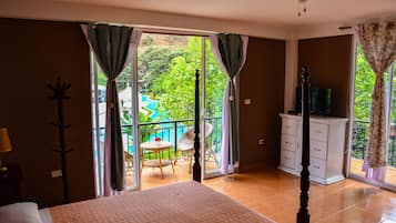 Basic Room, 1 Queen Bed, Mountain View | Blackout drapes, bed sheets